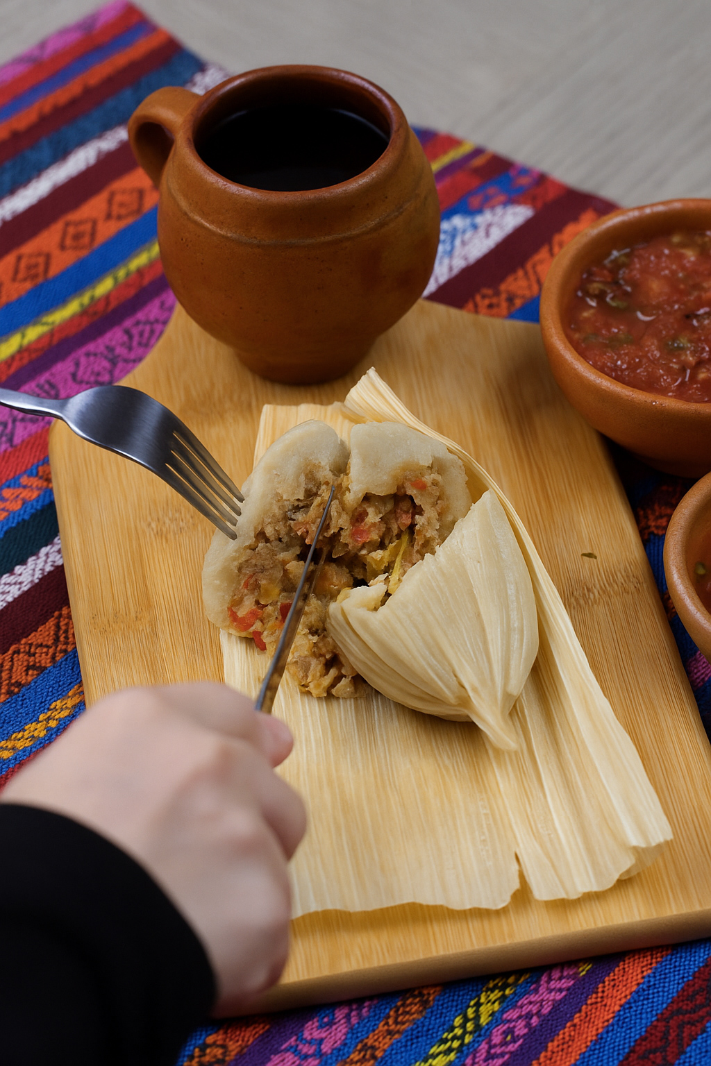 Chuchito escabeche servido en una tabla de madera en una servicheta tipica guatemalteco Mamá Elsita